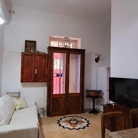 Blue Door Apartment *